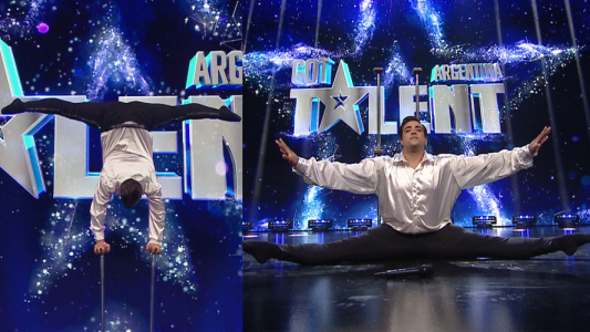 Tiene la sorprendente habilidad de pararse de manos y abrirse de piernas