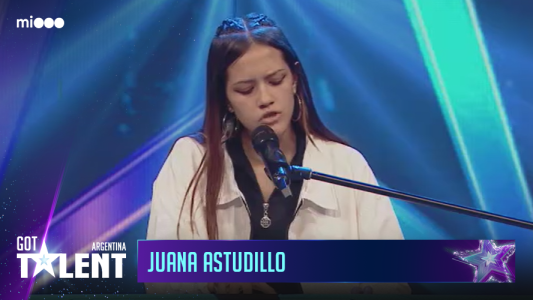 Juana Astudillo - Canta y toca el piano
