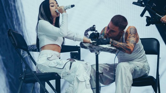 Nicki Nicole se tatuó en vivo: "Me hice la bolu, pero me dolió"