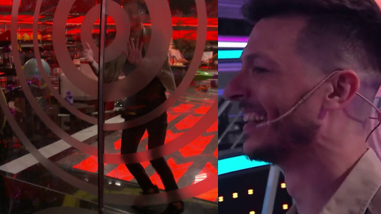 Casi pierde un diente al querer salir de la jaula y hubo que pedir el VAR