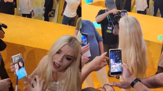 ¿No sabe usar Android? El divertido momento de Any Taylor Joy en una alfombra roja