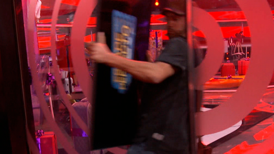 Rompió la puerta de la jaula para llevarse una televisión