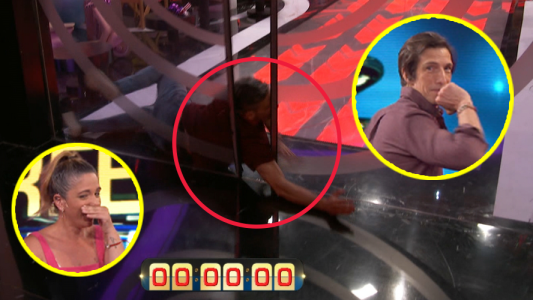 Se tiró al pisó, chocó contra la puerta y no tuvo un escape perfecto