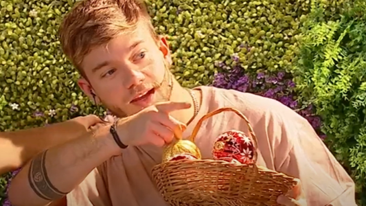 Nacho Castanares repartió bolas navidenas para el arbolito de Ariel en su salsa