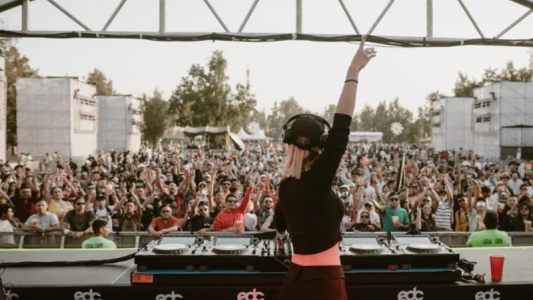 Victoria Engel presenta su sello 444 Series