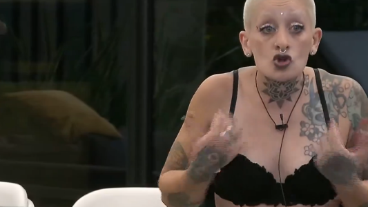 Juliana cayó en placa y se enojó con sus compañeros porque fueron a consolarla