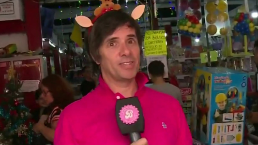Robertito Funes busca juguetes económicos para el arbolito de navidad