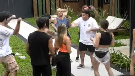 Manzana continua con bajo perfil y ensaya el show con sus compañeros