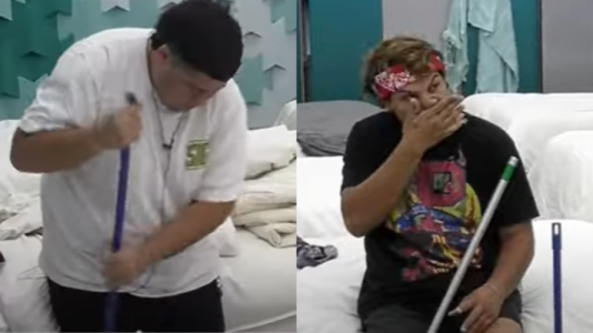 Con gestos de asco y sin musica: Emma y Manzana se encargaron de la limpieza del cuarto