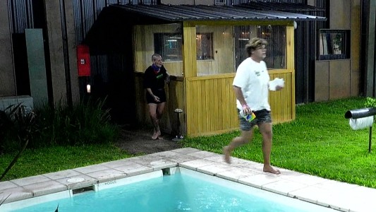 Una divertida guerra de cuartos terminó en Emmanuel a los gritos contra Furia por un peluche: "Idiota"