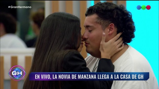 Congelados: Manzana permaneció inmóvil ante los besos y abrazos de su novia