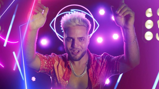 Damián es "Damcer", un bailarín que zafó de la delincuencia y que quiere irse de su barrio peligroso