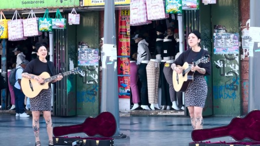 Como si fuera una completa desconocida, Mon Laferte cantó en las calles de Antofagasta