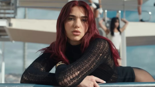 Dua Lipa estrenó su videoclip "Illusion" filmado en Montjuïc, Barcelona