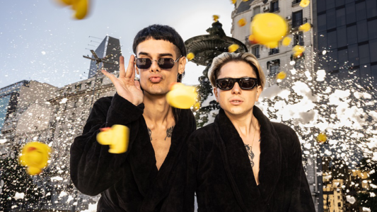 CA7RIEL & Paco Amoroso junto a Spotify convirtieron en jacuzzis las fuentes de la Ciudad de Buenos Aires