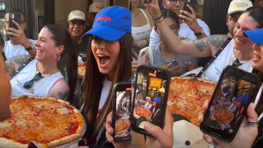 Nathy Peluso repartió pizzas en Nueva York para anunciar la llegada de su nuevo álbum