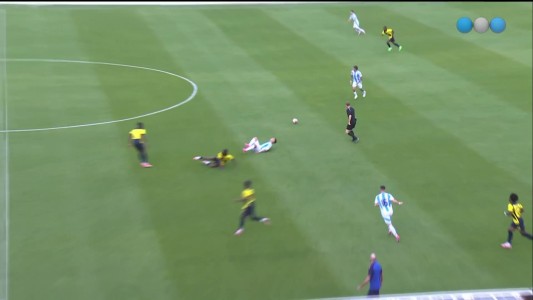 Lautaro Martínez recibió una durísima patada de Moisés Caicedo: amarilla para el ecuatoriano