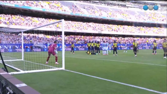Ángel Di María está encendido y reventó el travesaño con un tiro libre - Argentina vs. Ecuador