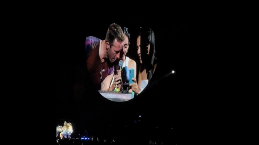 ¡No se acordaba la letra! Chris Martin tuvo que googlear una canción en vivo