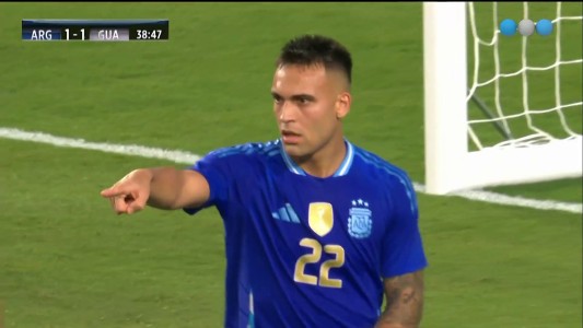 Penal sobre Carboni: Lautaro Martínez fusiló la pelota y anota el 2-1