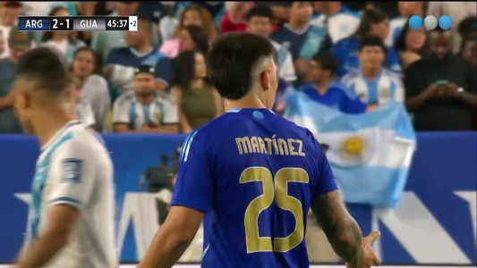 Tiro libre, carambola, gol y... offside de Argentina