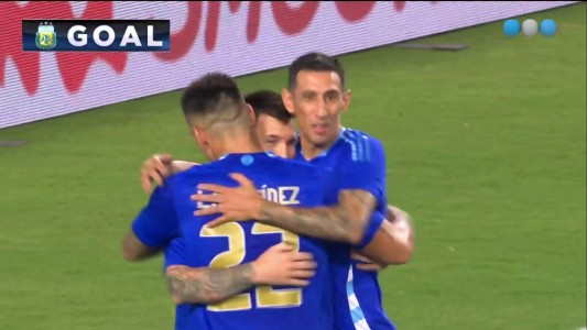 No perdona: el Toro Martínez anota el tercer gol argentino