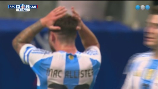 El arquero canadiense controló un cabezazo de Alexis Mac Allister - Argentina vs. Canadá