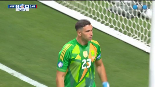 La atajada de Dibu Martínez que salvó a Argentina vs. Canadá al final del primer tiempo