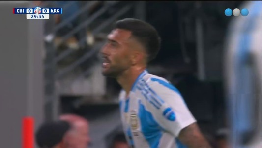 Nico González y un mal cabezazo que controló Claudio Bravo - Argentina vs. Chile