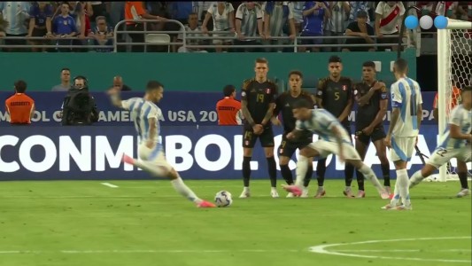 El espectacular tiro libre de Paredes que sacó Gallese - Argentina vs. Perú - Copa América 2024