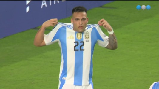 ¡Doblete del Toro! Lautaro Martínez mandó a la escuela a Aldo Corzo para el 2-0 de Argentina-Perú