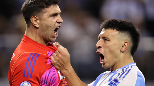 Dibu Martínez fue el héroe al atajarle dos penales a Ecuador en la tanda