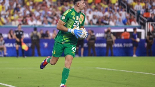 ¡Dibu Martínez ataja hasta cuando no lo ven!