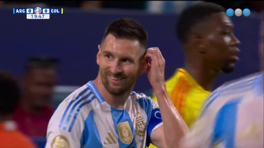 ¡El picante tiro libre de Lionel Messi en el primer tiempo!