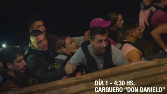 Así fueron llevados los participantes a la isla: en plena madrugada, sin previo aviso y con...