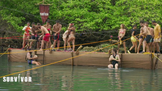 Juego de beneficios: los supervivientes desafiaron las alturas por una ducha y productos de...