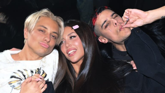 Wanda Nara cantó y anduvo a los besos con Ca7riel y Paco Amoroso