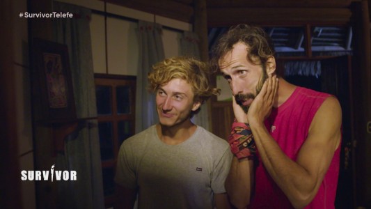 Cambio de look y lamidas en la noche de hotel de Colli y Baltasar