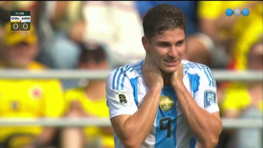 Julián Álvarez casi tiene el primero ante una floja salida de Camilo Vargas