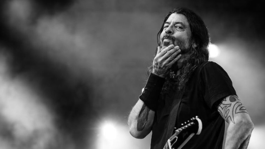 Dave Grohl admitió una infidelidad a su mujer y reveló que tuvo un hijo extramatrimonial