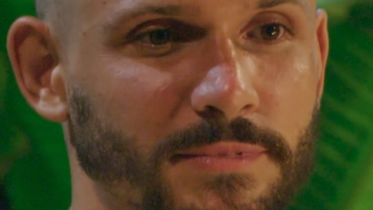 El impactante cambio de look de Iván para ser jurado de Survivor