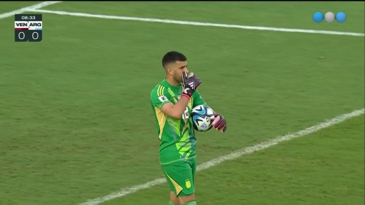 Venezuela-Argentina: atajada de Rulli con la cancha inundada como protagonista del partido