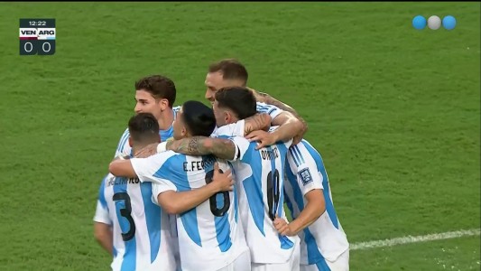 ¡Gol de Otamendi! Argentina hizo el 1-0 con un centro de Messi y el error del arquero de Venezuela