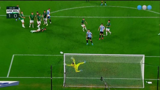 Viscarra atajó un espectacular tiro libre de Messi y terminó accidentado - Argentina vs. Bolivia