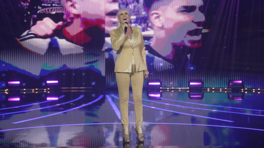 Valeria Lynch le cantó a las madres de los campeones del mundo