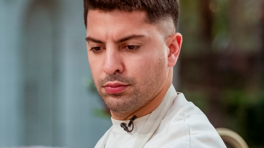 Gastón Edul tiene que guardar la banana para seguir en Bake Off Famosos