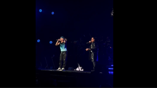 ¡Sorpresa! Luck Ra invitó a Elvis Crespo al escenario para cantar "Suavemente"