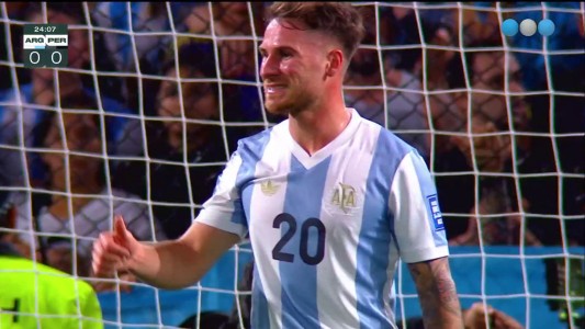 Alexis Mac Allister casi tiene el primero de cabeza - Argentina vs. Perú