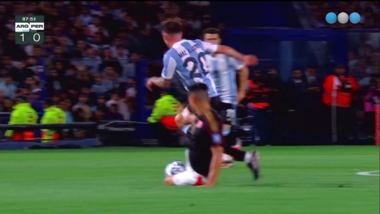 Terrible patada de Zambrano a Mac Allister - Argentina vs. Perú - Eliminatorias Sudamericanas 2026