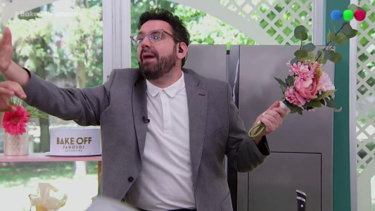 ¡Como si fuera una novia! Damián Betular lanzó el ramo de flores a los pasteleros